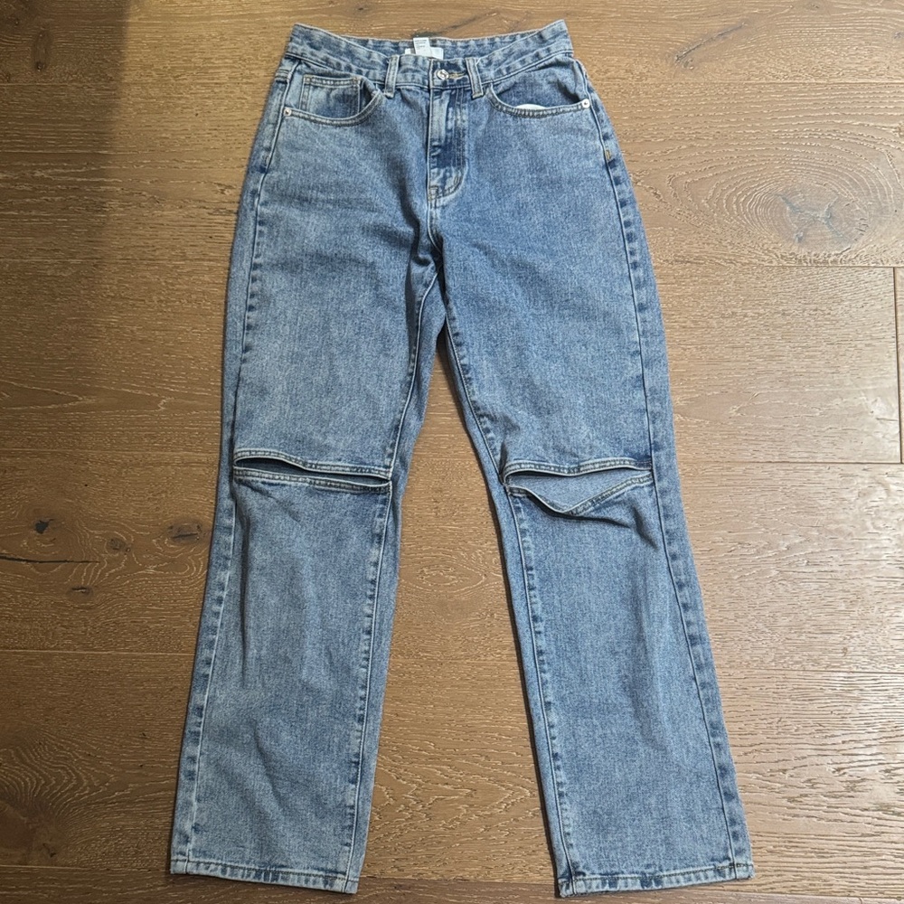 Forever 21 Light Wash Straight Leg Jeans Cut Out Knee Distressed Size 26 - Picture 6 of 6